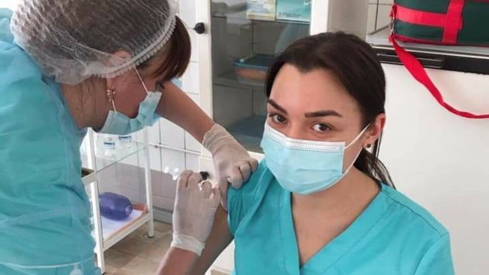 За первые два дня в Украине вакцину от коронавируса получили более 1300 человек