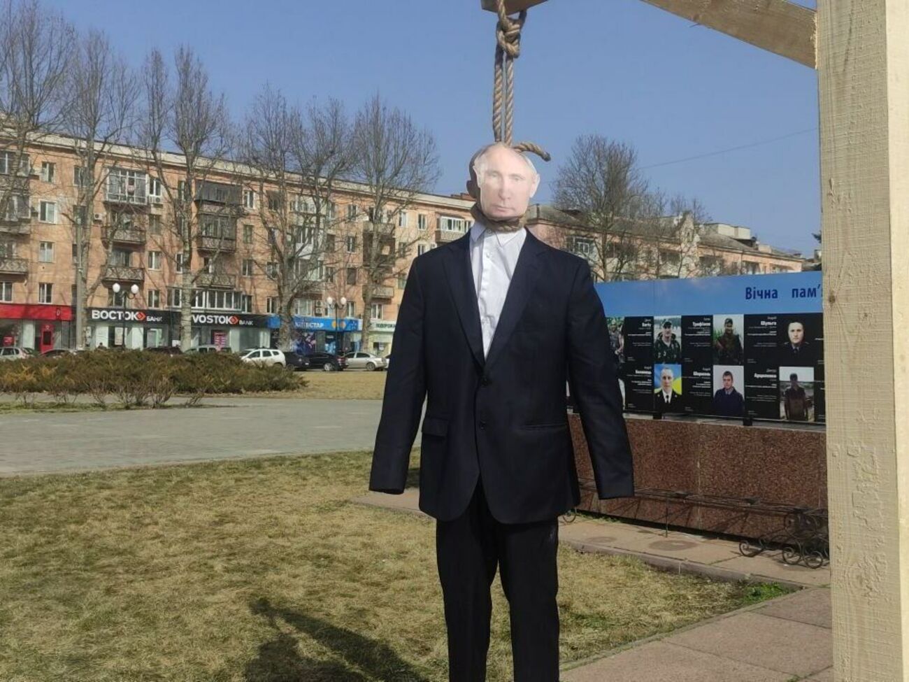 У Херсоні розгорнули банер "Путін&nbsp;повідомляють х...йло" і повісили опудало Путіна