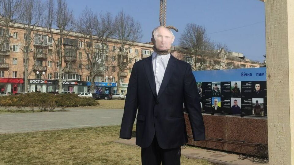 У Херсоні розгорнули банер "Путін повідомляють х...йло" і повісили опудало Путіна