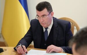 Данилов: Если канал работает на государство-агрессора, если он работает не по украинскому закону, он будет подлежать немедленному закрытию