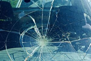 Чоловік вийшов з автомобіля, відкрив багажне відділення і, діставши звідти лопату, почав трощити службовий автомобіль