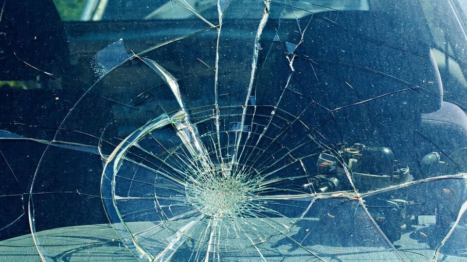 Мужчина вышел из автомобиля, открыл багажное отделение и, достав оттуда лопату, начал крушить служебный автомобиль