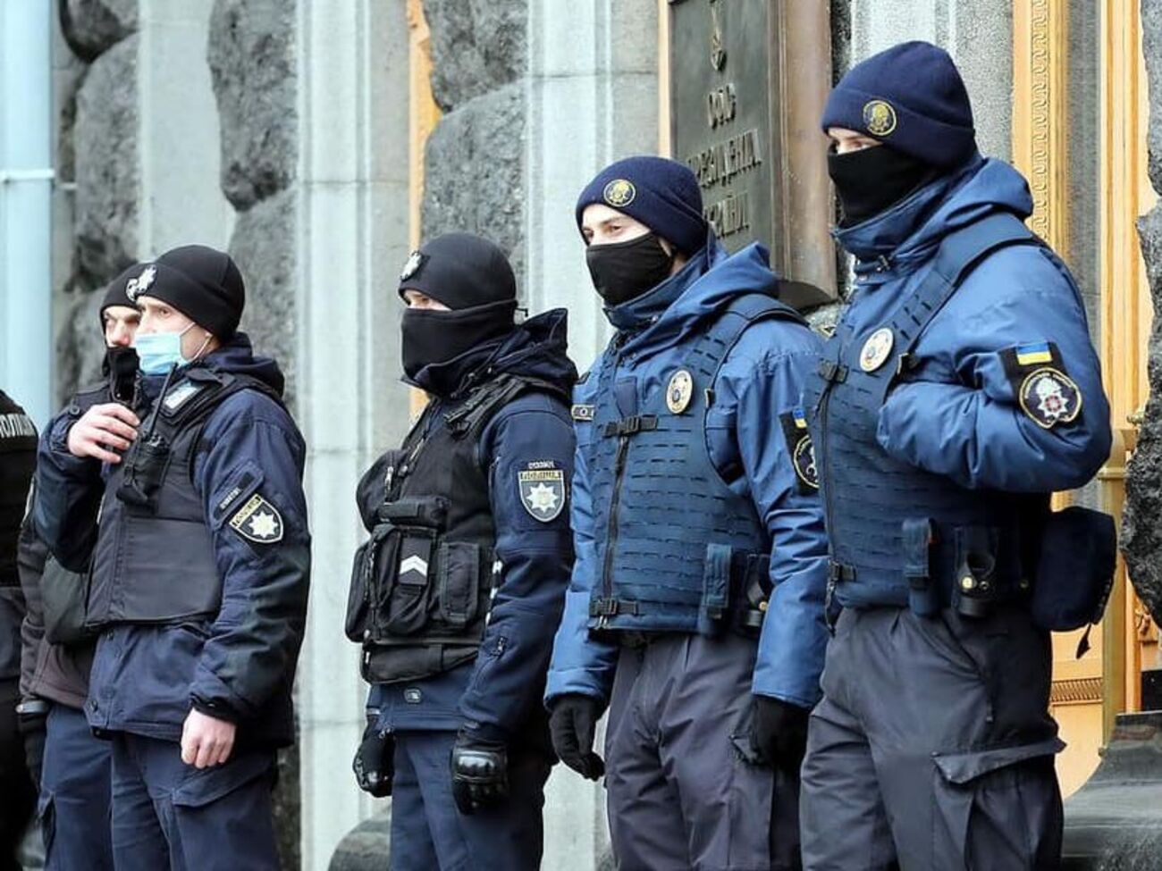 Полиция позволила протестующим свободно митинговать на Банковой