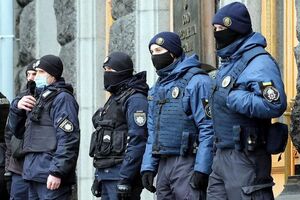Полиция позволила протестующим свободно митинговать на Банковой