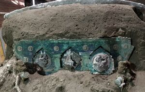 Заднюю часть колесницы украшают медальоны со сценами сатиров и нимф, связанных с богом любви Эросом