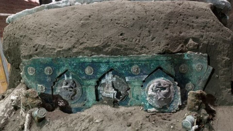 Задню частину колісниці прикрашають медальйони зі сценами за участю сатирів і німф, пов'язаних із богом кохання Еросом