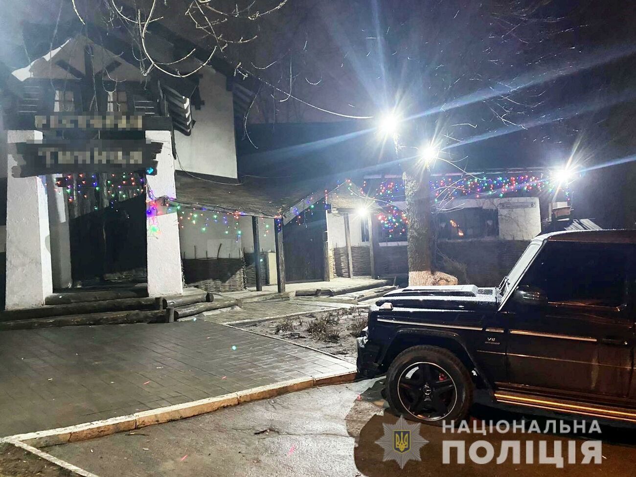 Невідомі пошкодили машину, припарковану біля кафе