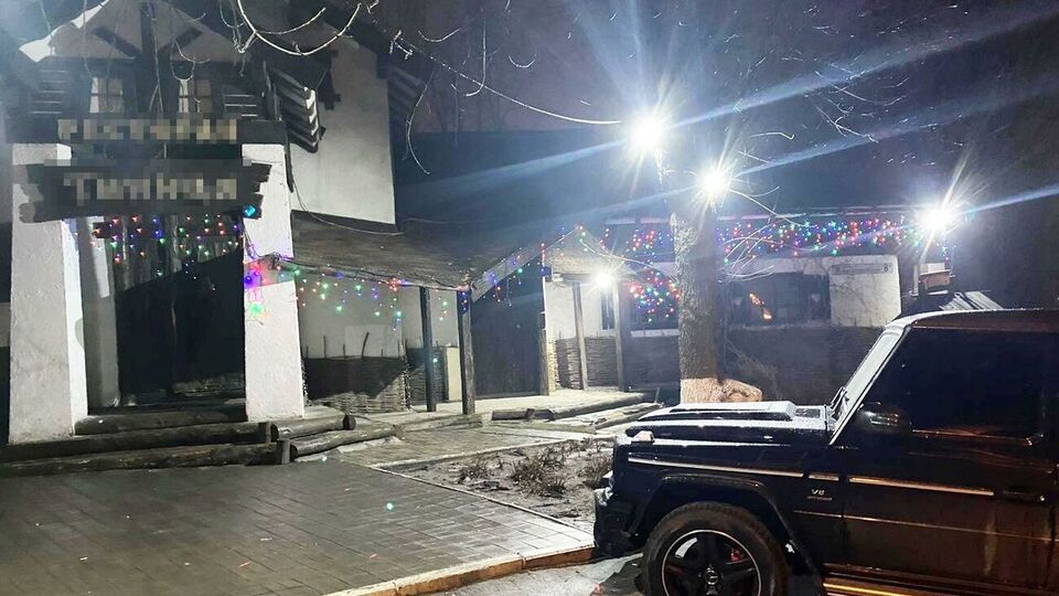 Невідомі пошкодили машину, припарковану біля кафе