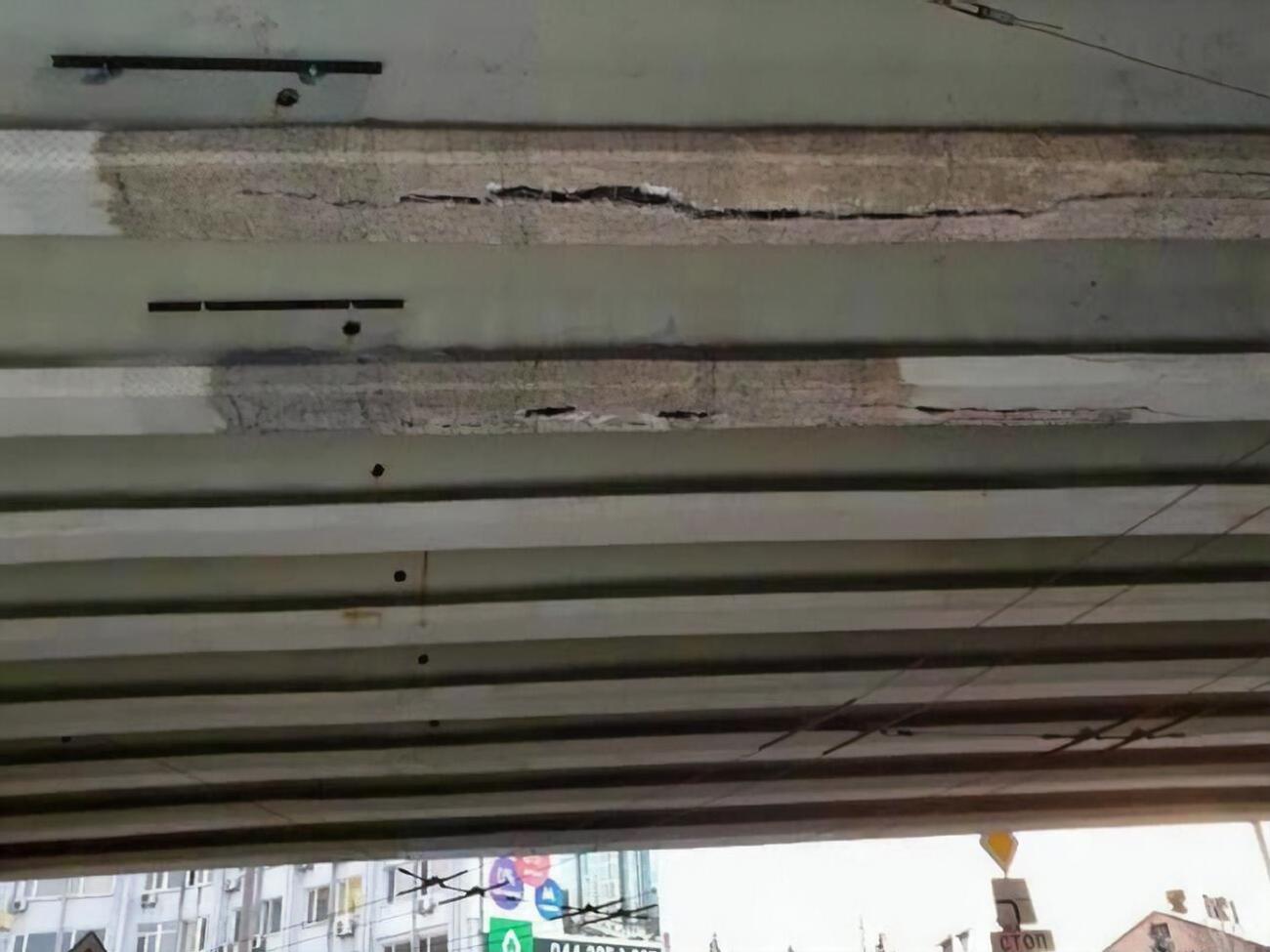 Перші тріщини на мосту з'явилися за рік після ремонту