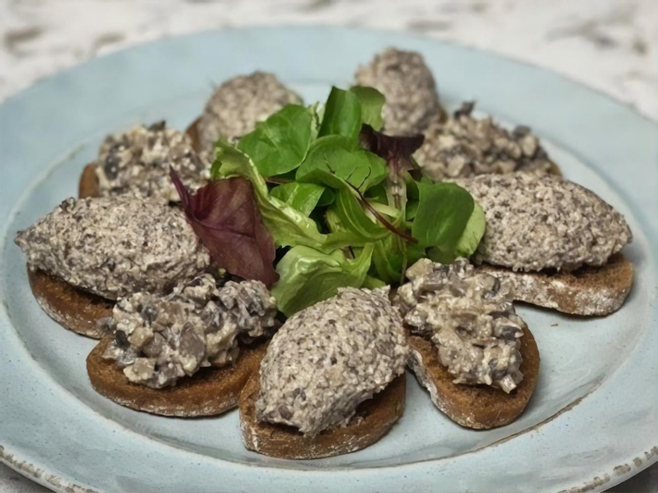 Глинская сделала грибной паштет в двух консистенциях