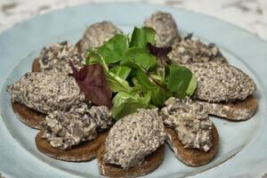 Глинская сделала грибной паштет в двух консистенциях