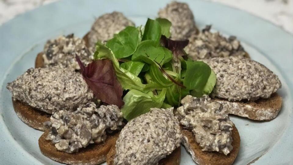 Глинская сделала грибной паштет в двух консистенциях