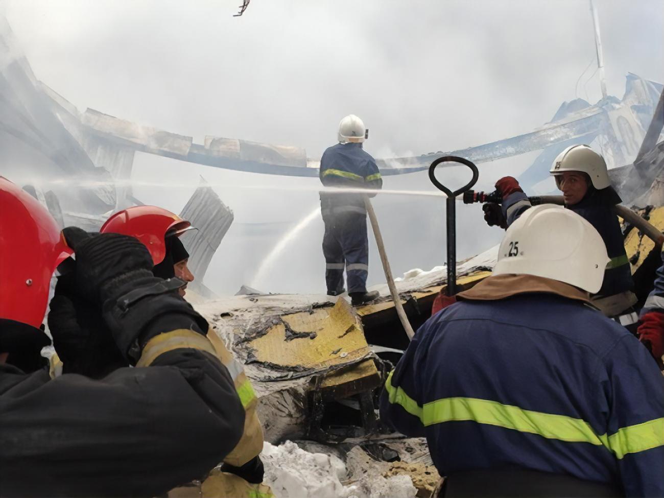 На месте пожара сегодня разбирают поврежденные конструкции