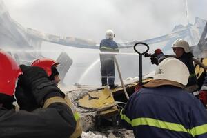 На месте пожара сегодня разбирают поврежденные конструкции