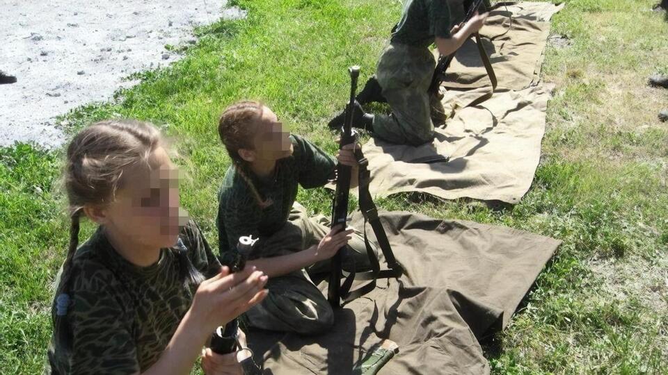 По данным правоохранителей, боевики в Донецкой области вовлекли в противоправную деятельность более 100 детей