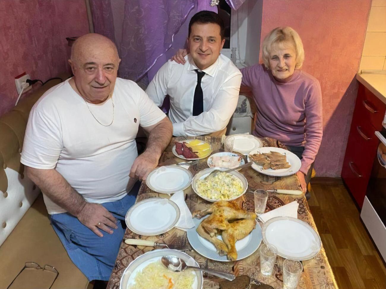 Александр Зеленский (слева) прокомментировал введение санкций в отношении ряда украинских телеканалов