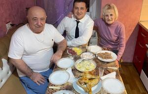 Александр Зеленский (слева) прокомментировал введение санкций в отношении ряда украинских телеканалов