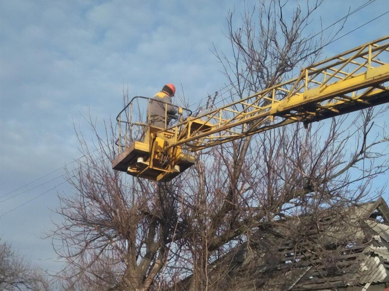 Від початку бойових дій на підстанціях і лініях електромереж, які було пошкоджено через обстріли, роботи проводили понад 16 тис. разів