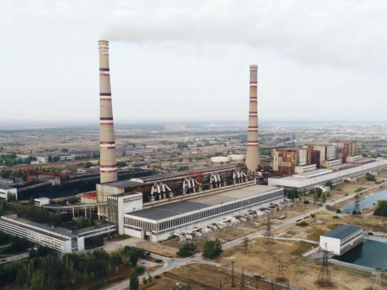 Запорізька ТЕC розташована біля міста Енергодар Запорізької області