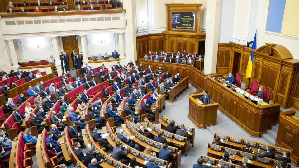 Згідно з опитуванням, 5-відсотковий бар'єр долає чотири партії