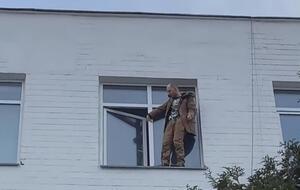 Чоловік стояв на зовнішньому боці підвіконня на четвертому поверсі будівлі