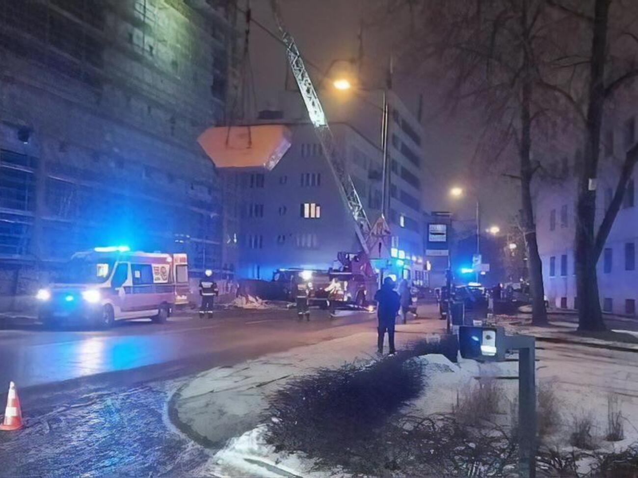 Пострадавшего смогли снять со строящегося небоскреба только с помощью строительного крана