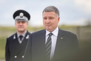 Аваков: Действуют снайперские пары, действуют минометы, обстрелы. Война идет