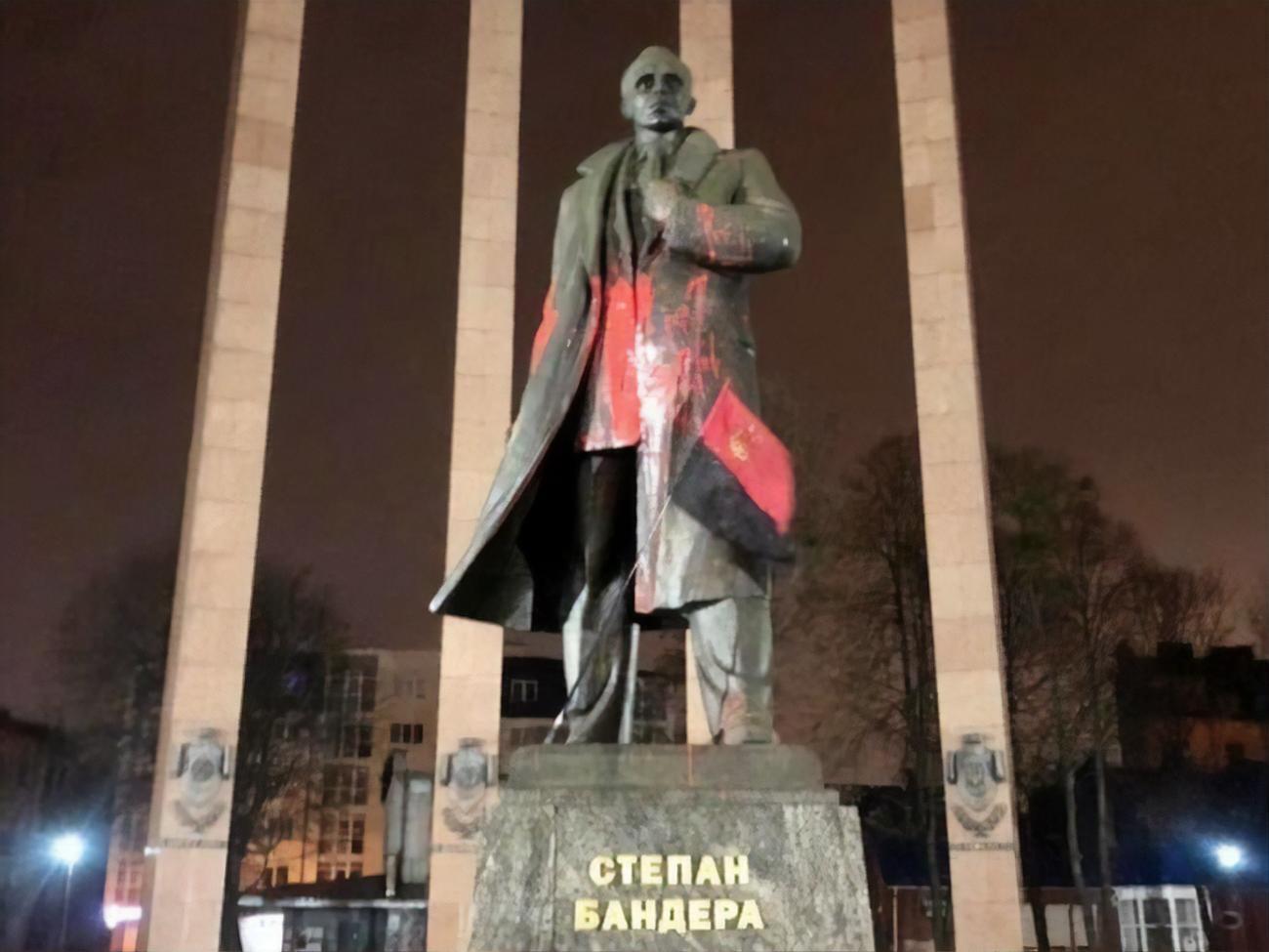 Найближчим часом пам'ятник Бандері відчистять