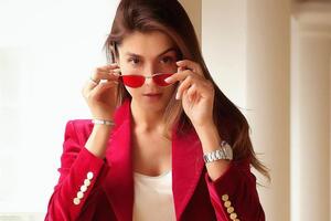 До смены имиджа супруга Ярославского носила длинные прямые волосы