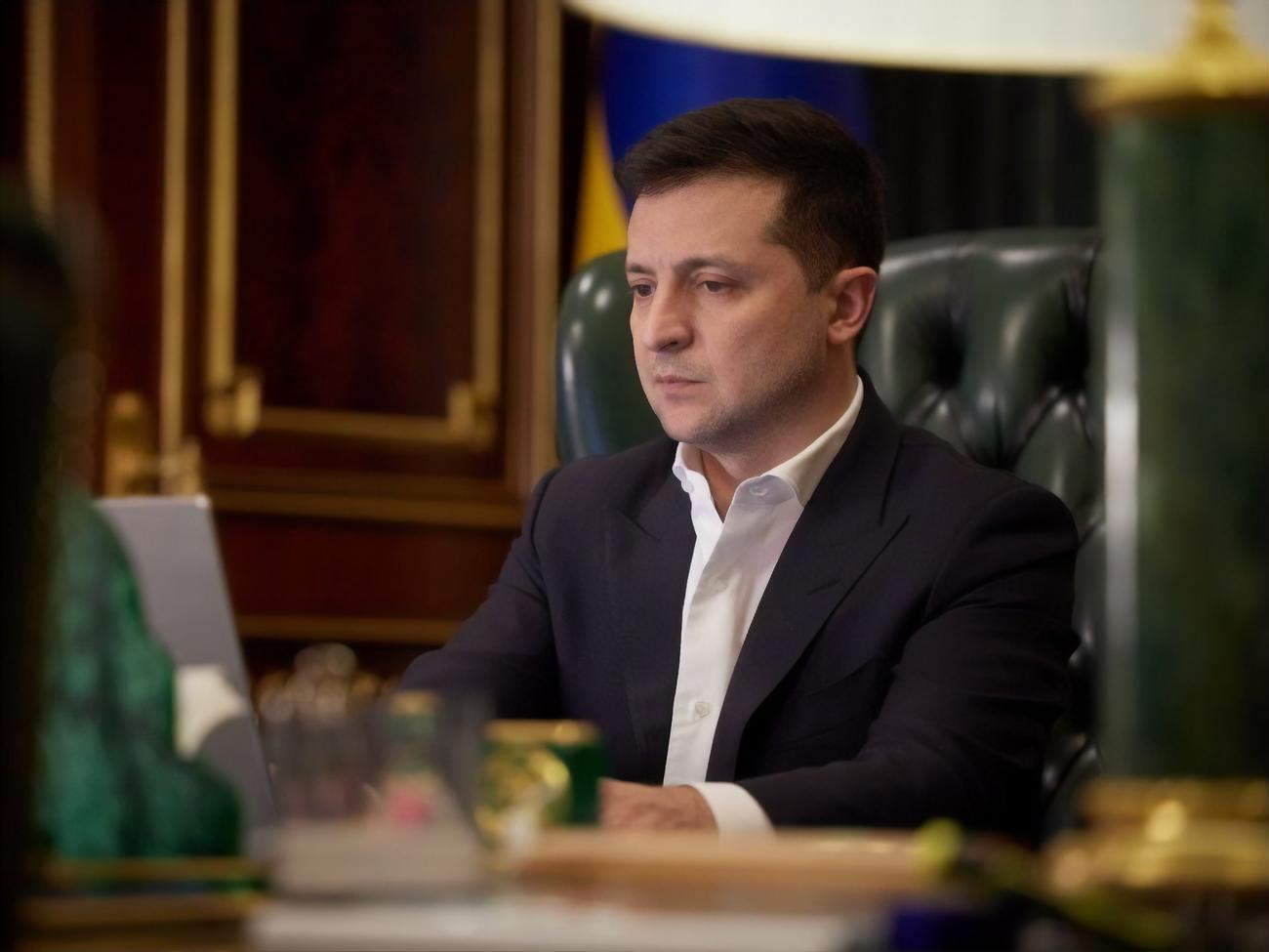 "Не читайте перед обідом продажні ЗМІ". Зеленський російською записав влог про санкції проти "каналів Медведчука". Відео