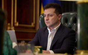 "Не читайте перед обедом продажные СМИ". Зеленский на русском записал влог о санкциях против "каналов Медведчука". Видео