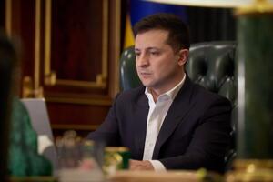 "Не читайте перед обідом продажні ЗМІ". Зеленський російською записав влог про санкції проти "каналів Медведчука". Відео