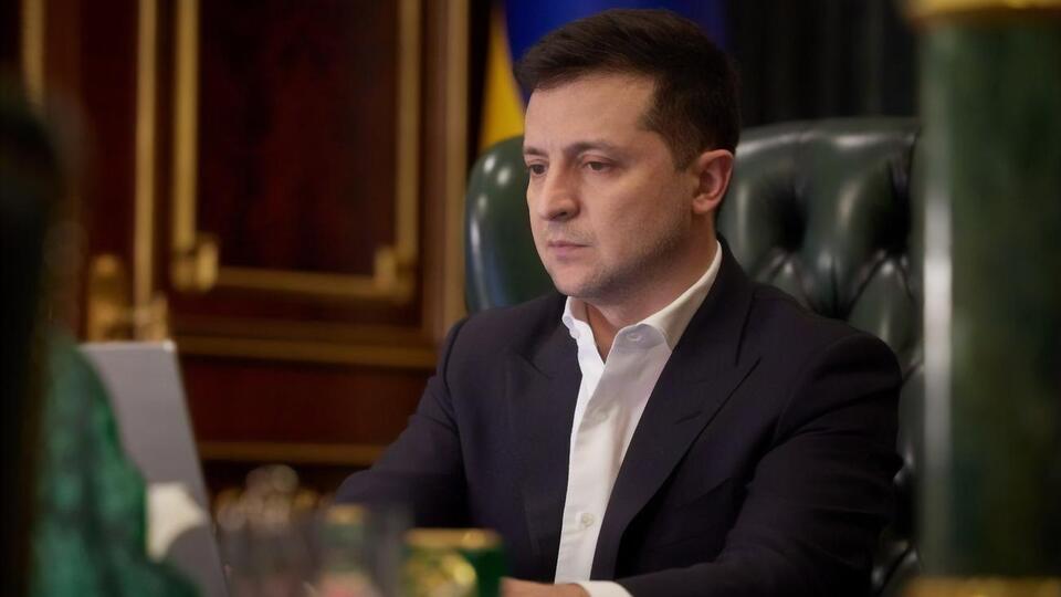 "Не читайте перед обідом продажні ЗМІ". Зеленський російською записав влог про санкції проти "каналів Медведчука". Відео