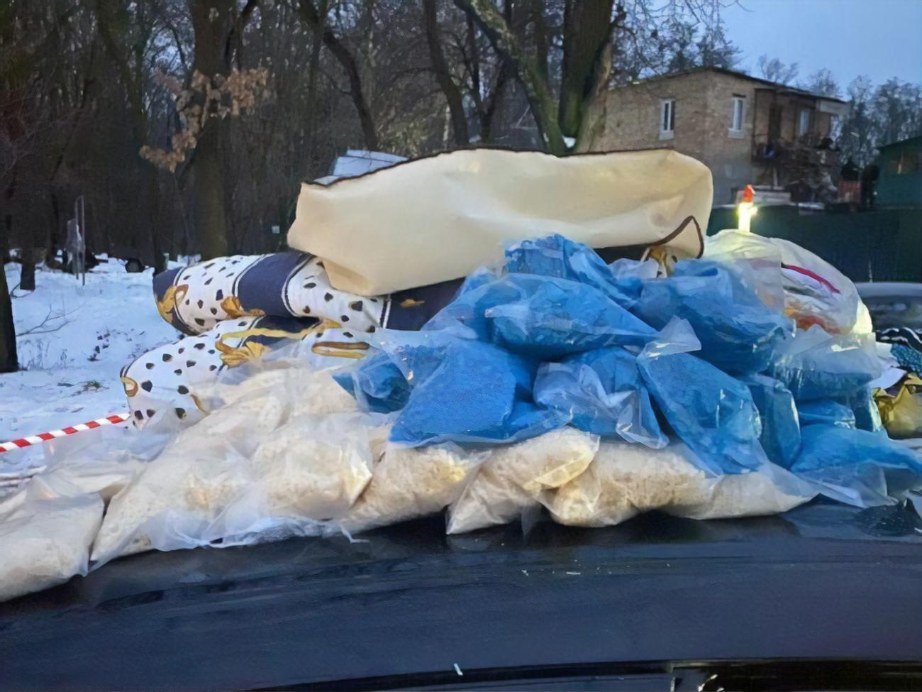 У поліції не говорять, що було в пакетах, але за оцінкою правоохоронців, воно коштує 20 млн грн
