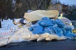 У поліції не говорять, що було в пакетах, але за оцінкою правоохоронців, воно коштує 20 млн грн