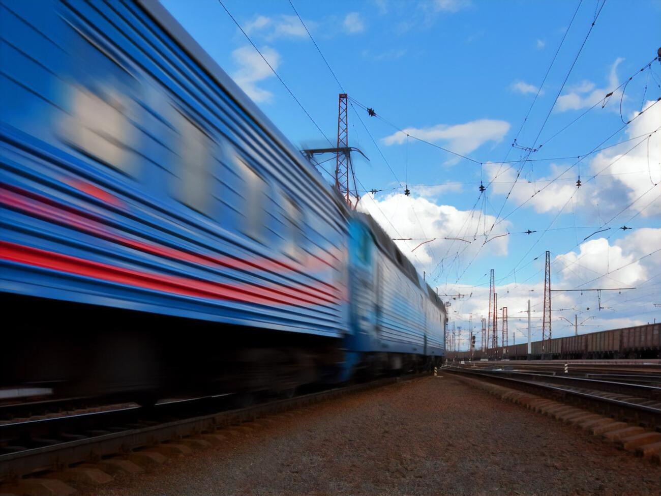 Часть пассажиров со станции Каменское "Укрзалізниця" подвозит автотранспортом в Запорожье