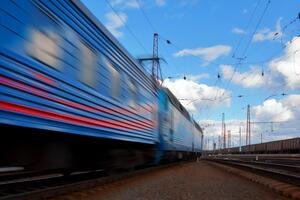 Часть пассажиров со станции Каменское "Укрзалізниця" подвозит автотранспортом в Запорожье