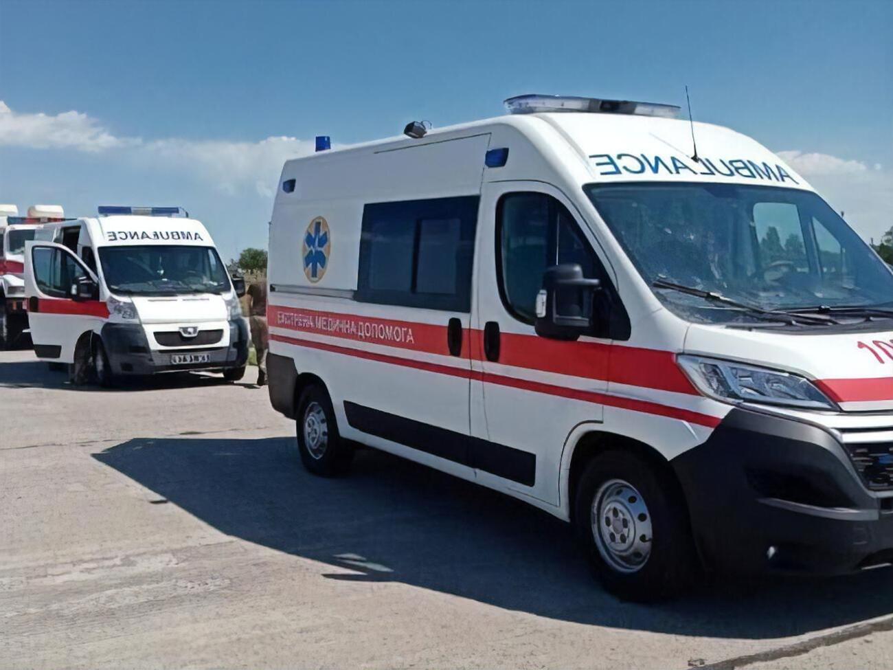 Ранеными военными занимаются медики