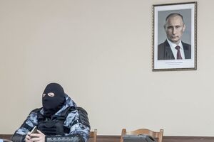 Маркова задержали во время суда над Навальным и доставили в ОВД Косино-Ухтомский, там он сделал ставшее известным фото