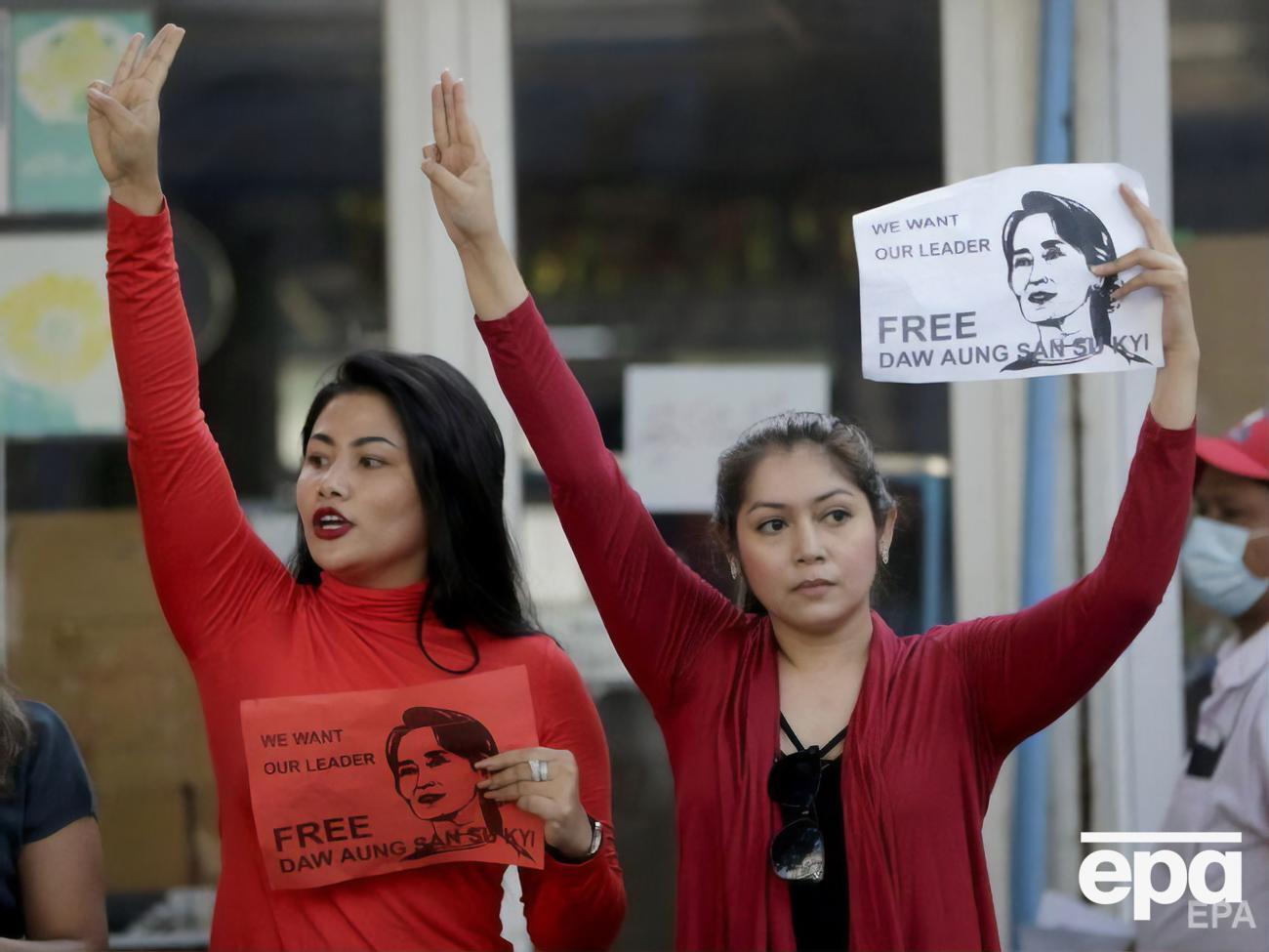 Митингующие требуют освободить&nbsp;лидера правящей партии "Национальная лига за демократию" Аун Сан Су Чжи