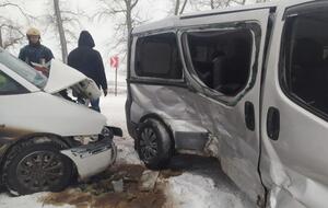 В момент столкновения в машинах было девять человек