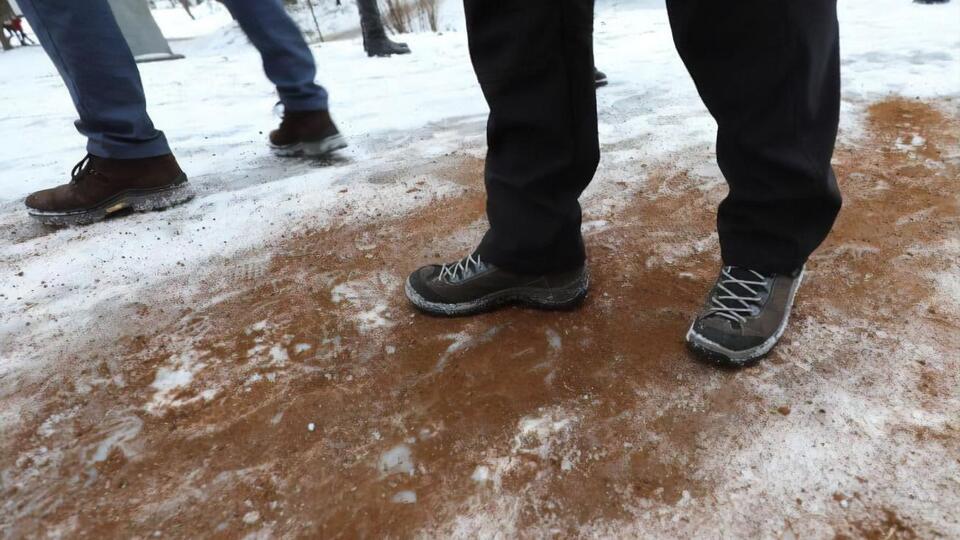 У Львові почали використовувати кавову гущу для боротьби з ожеледицею