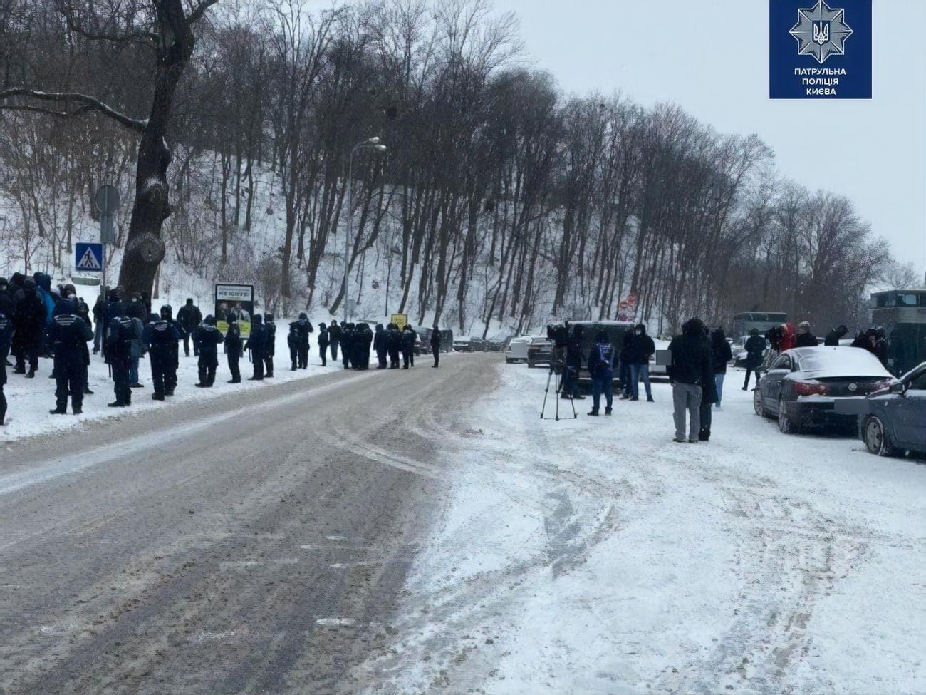 Учасники мітингу в Києві виступають проти закриття телеканалів NewsОne, ZIK та "112 Україна"