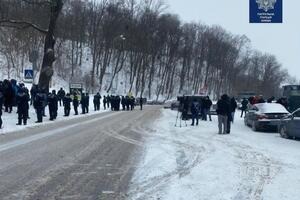 Учасники мітингу в Києві виступають проти закриття телеканалів NewsОne, ZIK та "112 Україна"