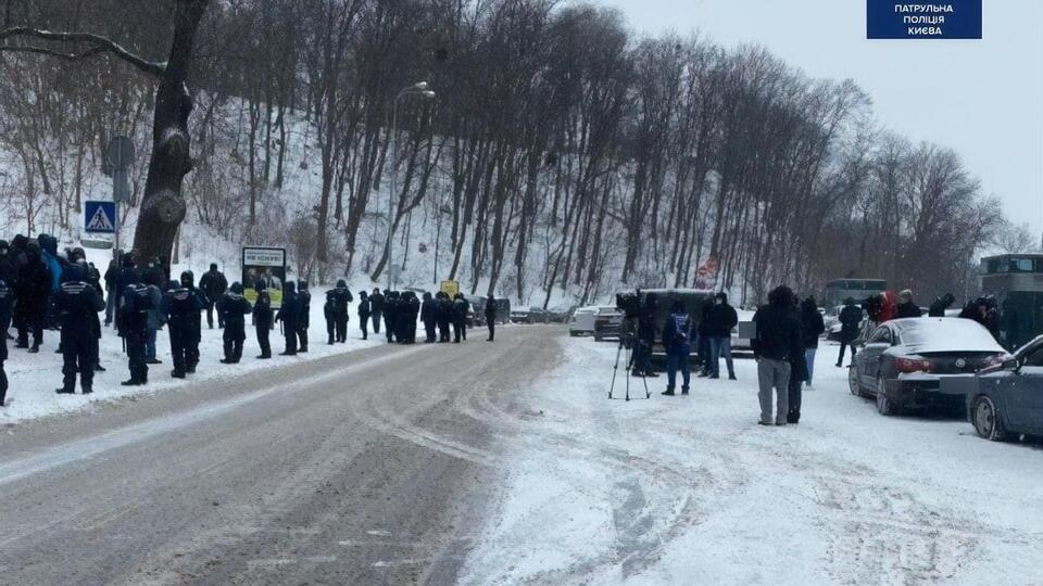 Учасники мітингу в Києві виступають проти закриття телеканалів NewsОne, ZIK та "112 Україна"