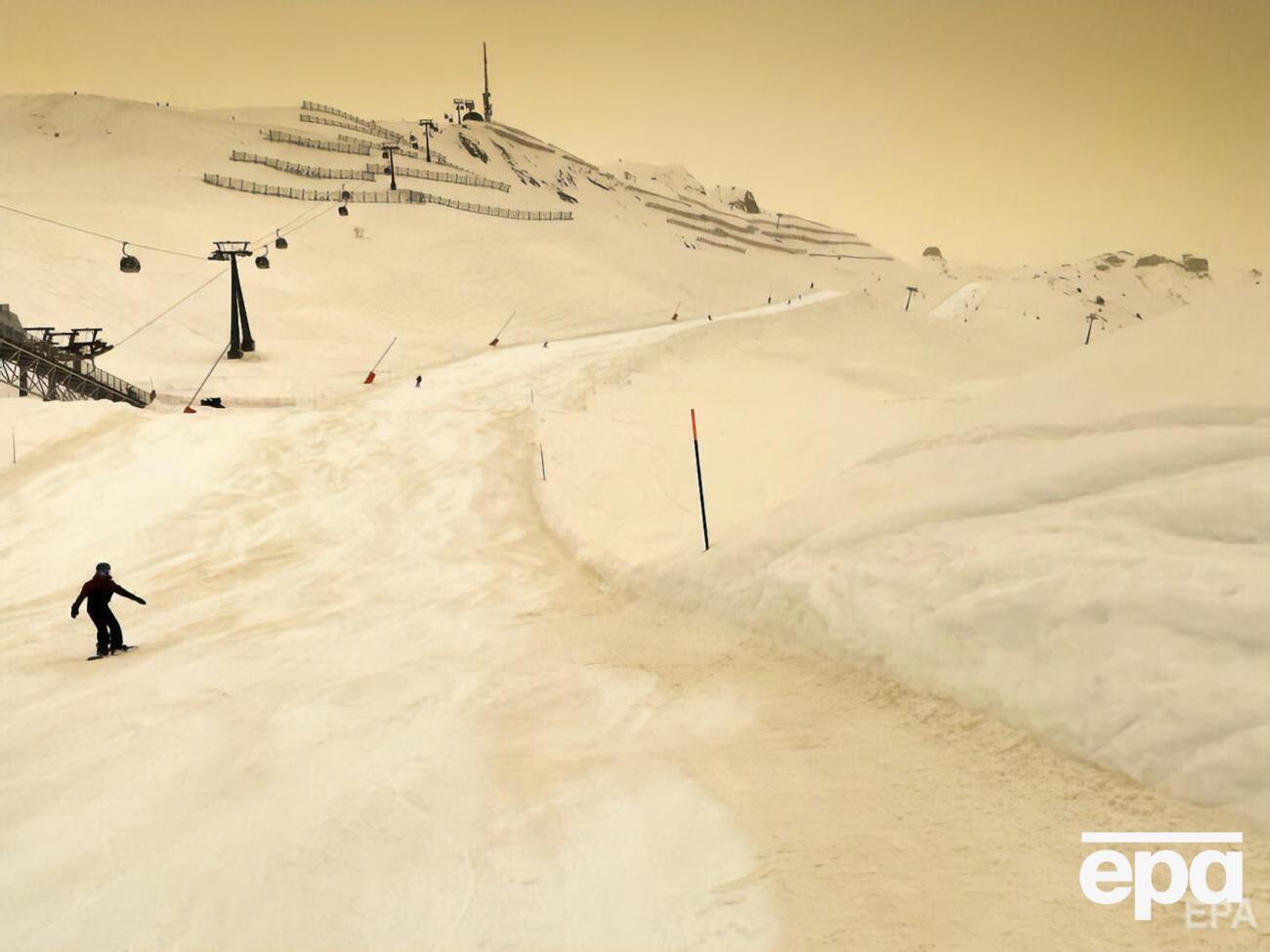 Сніг пофарбувався через домішки пилу з пустелі Сахари