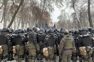 Правоохранители разделяют два митинга