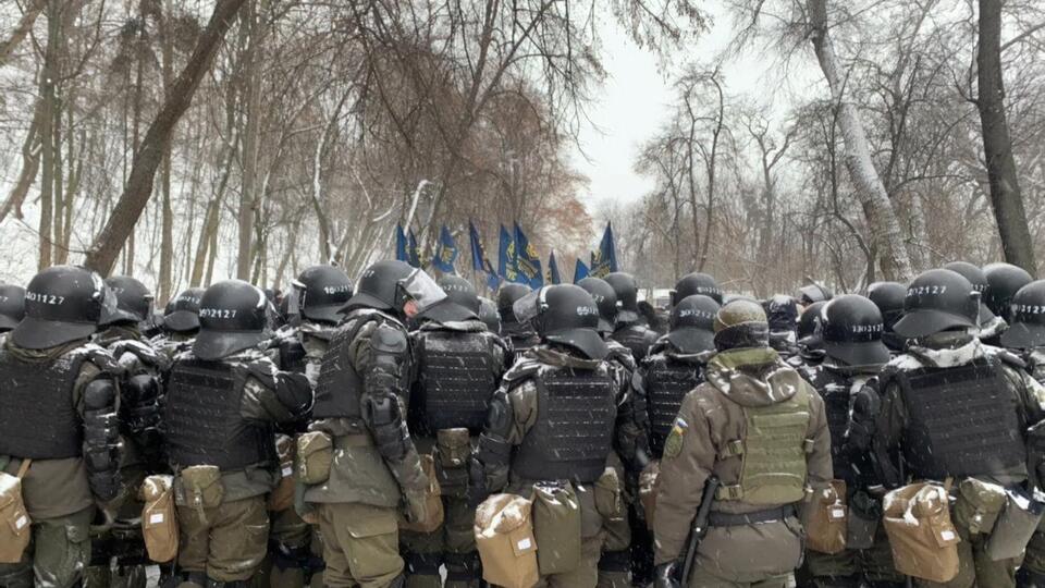 Правоохранители разделяют два митинга