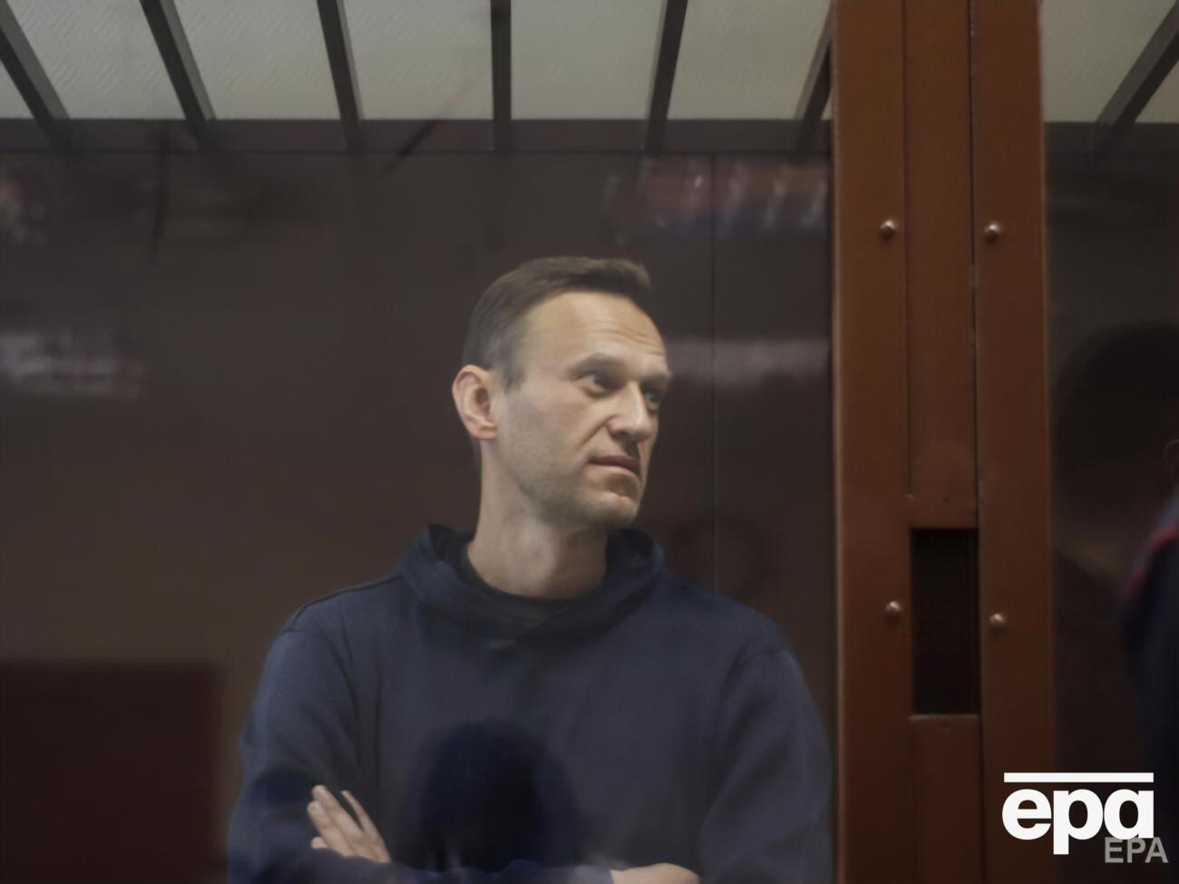 Навальный сейчас находится под арестом