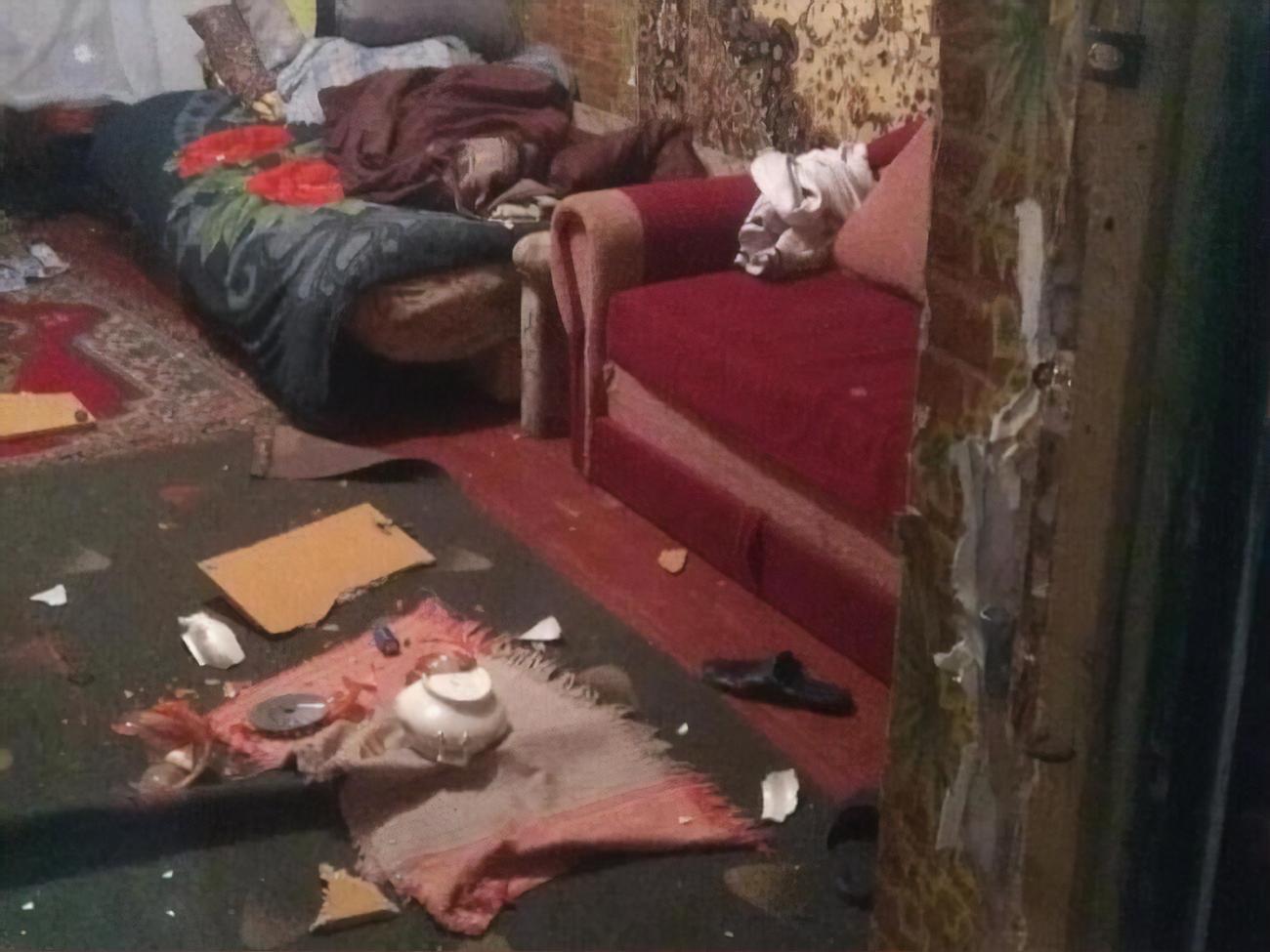 Сначала две компании подрались у вокзала, а когда одна из них скрылась, то вторая приехала в общежитие и разгромила комнату